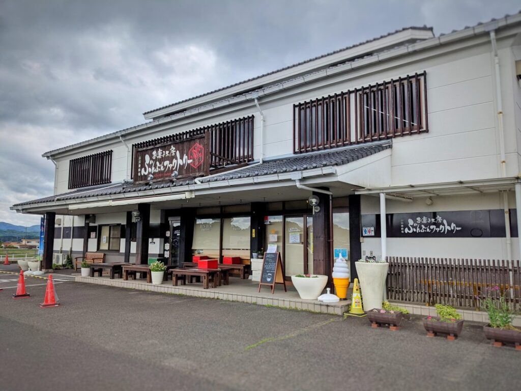 お土産が豊富なぶんぶんファクトリーの外観